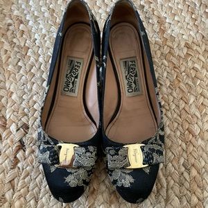 Salvatore Ferragamo Vara Bow Pumps in sz 7.5